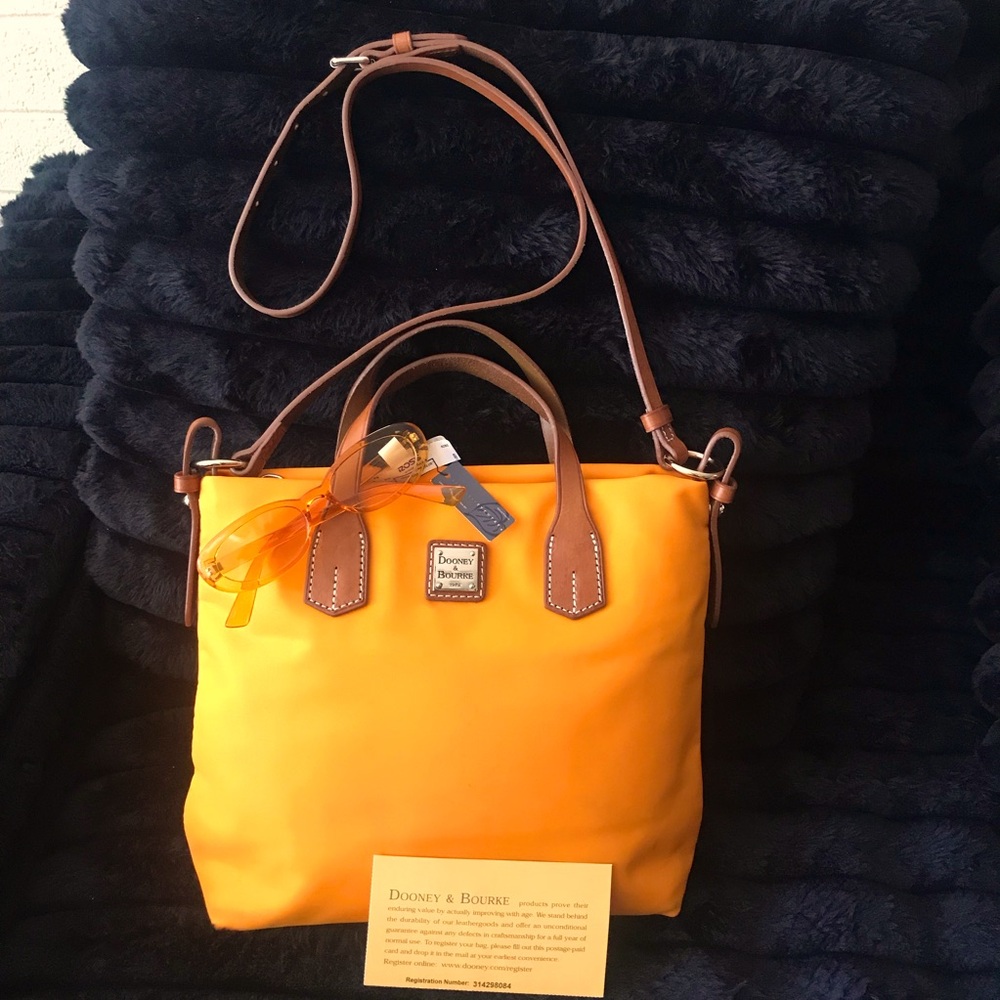 Woman’s BundleAuthenticDooney &BourkeOrangeNylonTote/Sunglasses/RegistrationCard